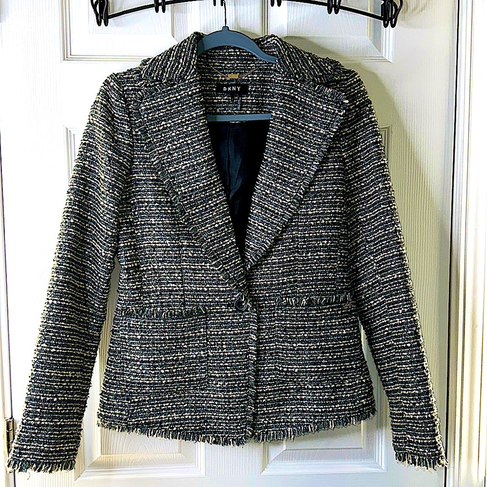 Yes, this is a beautiful well-kept professional jacket and it’s just for you sis